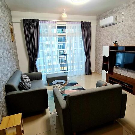 J&J Vacation Home@Novo8 Residence Kampong Tambak Kültér fotó