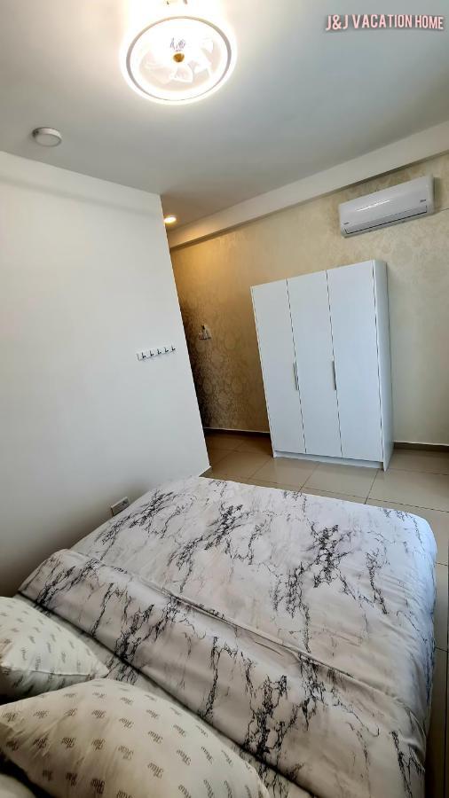 J&J Vacation Home@Novo8 Residence Kampong Tambak Kültér fotó