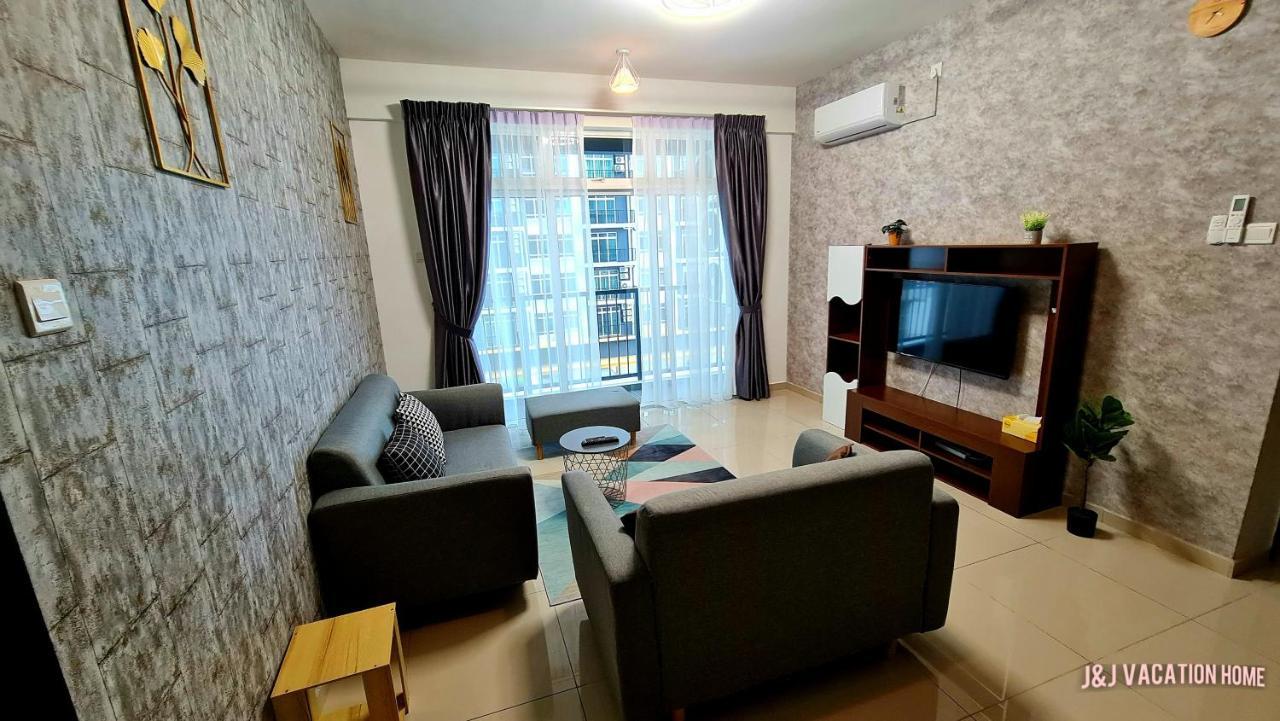 J&J Vacation Home@Novo8 Residence Kampong Tambak Kültér fotó