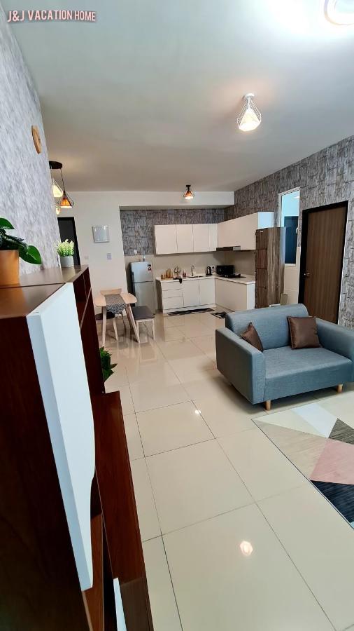 J&J Vacation Home@Novo8 Residence Kampong Tambak Kültér fotó