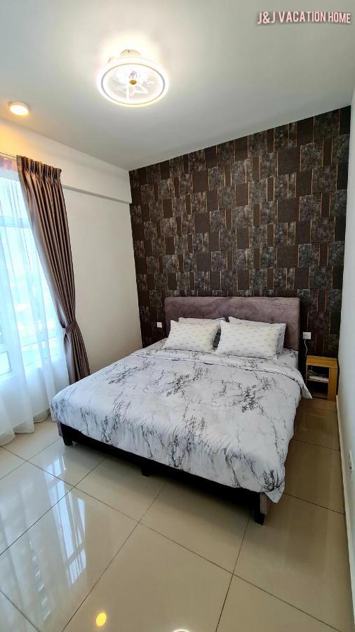 J&J Vacation Home@Novo8 Residence Kampong Tambak Kültér fotó