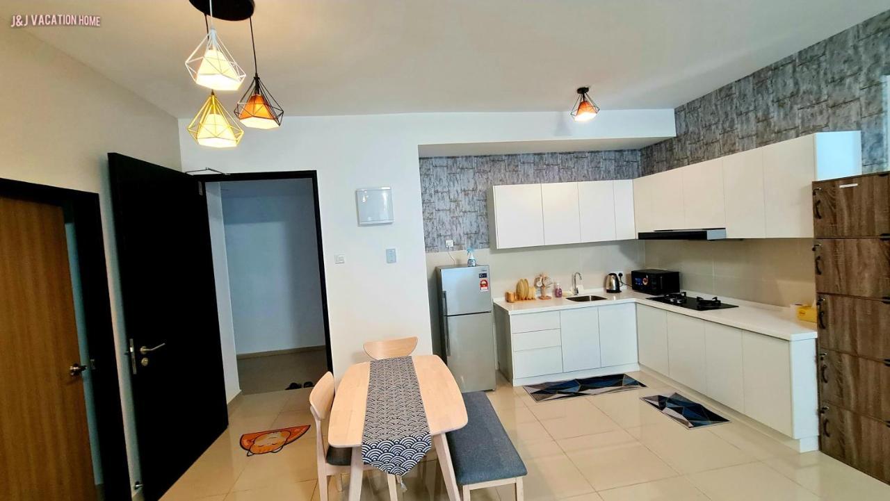 J&J Vacation Home@Novo8 Residence Kampong Tambak Kültér fotó