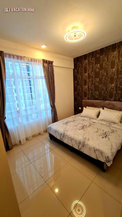 J&J Vacation Home@Novo8 Residence Kampong Tambak Kültér fotó