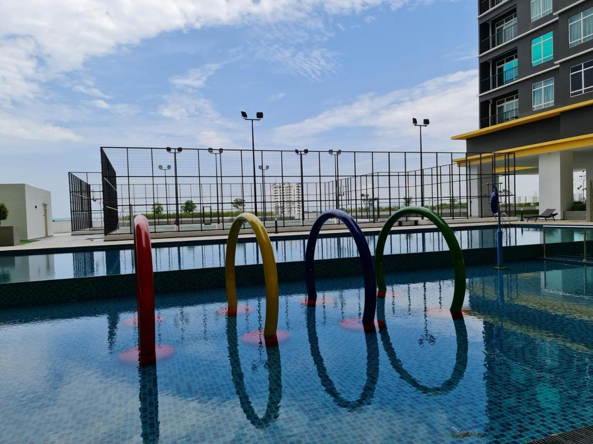J&J Vacation Home@Novo8 Residence Kampong Tambak Kültér fotó