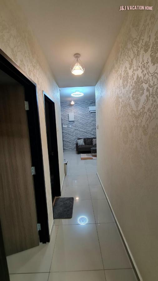 J&J Vacation Home@Novo8 Residence Kampong Tambak Kültér fotó