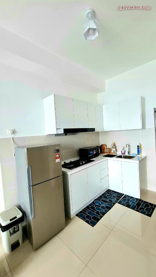 J&J Vacation Home@Novo8 Residence Kampong Tambak Kültér fotó