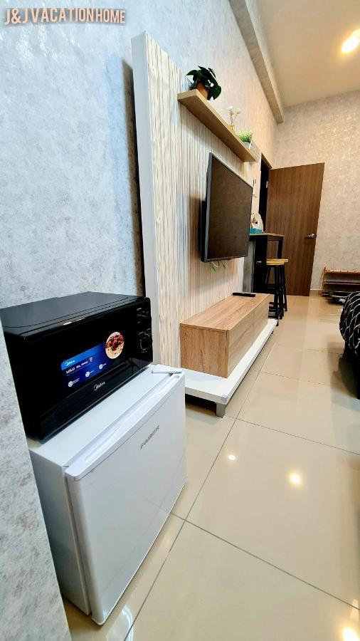 J&J Vacation Home@Novo8 Residence Kampong Tambak Kültér fotó