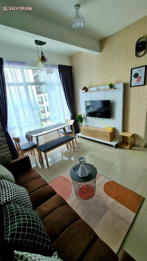 J&J Vacation Home@Novo8 Residence Kampong Tambak Kültér fotó
