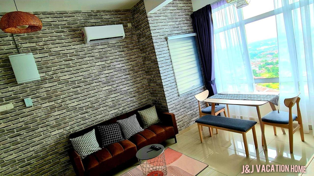 J&J Vacation Home@Novo8 Residence Kampong Tambak Kültér fotó