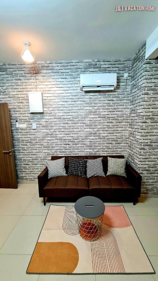 J&J Vacation Home@Novo8 Residence Kampong Tambak Kültér fotó