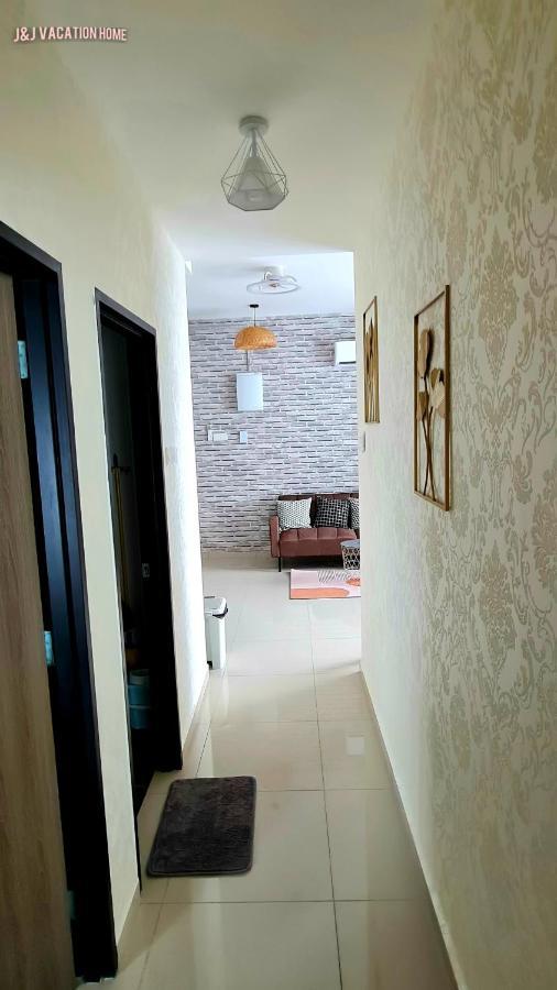 J&J Vacation Home@Novo8 Residence Kampong Tambak Kültér fotó