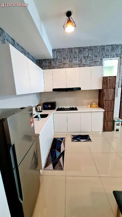 J&J Vacation Home@Novo8 Residence Kampong Tambak Kültér fotó