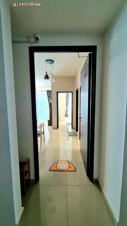 J&J Vacation Home@Novo8 Residence Kampong Tambak Kültér fotó