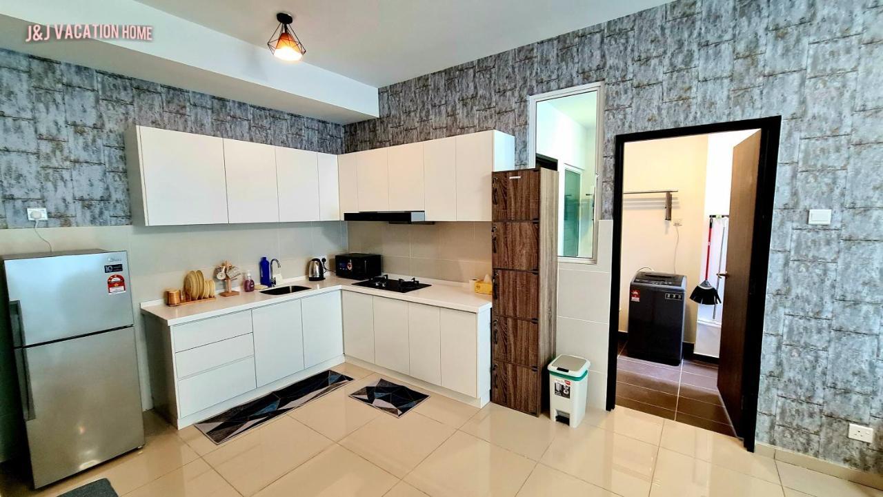 J&J Vacation Home@Novo8 Residence Kampong Tambak Kültér fotó