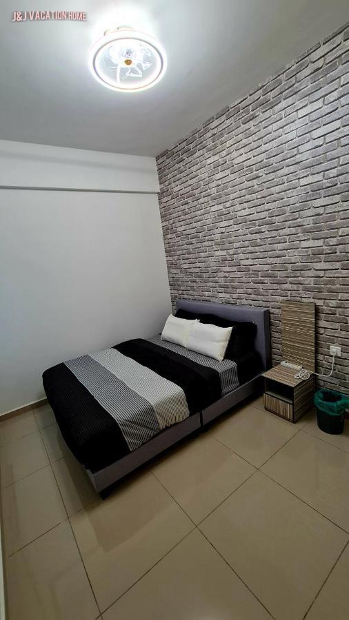 J&J Vacation Home@Novo8 Residence Kampong Tambak Kültér fotó