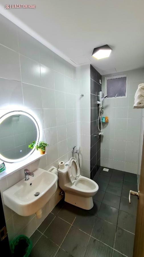 J&J Vacation Home@Novo8 Residence Kampong Tambak Kültér fotó