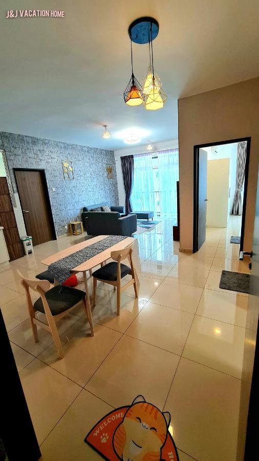 J&J Vacation Home@Novo8 Residence Kampong Tambak Kültér fotó