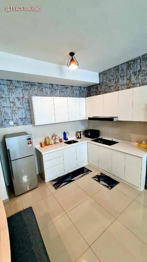 J&J Vacation Home@Novo8 Residence Kampong Tambak Kültér fotó