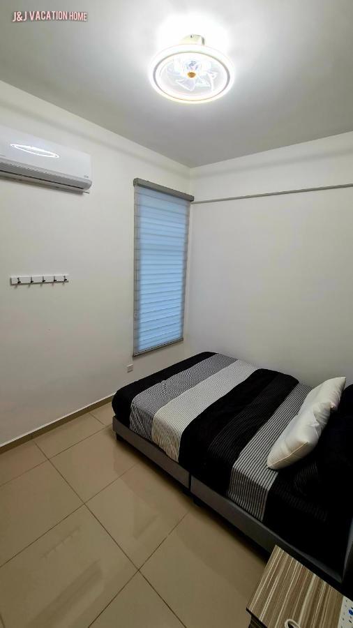 J&J Vacation Home@Novo8 Residence Kampong Tambak Kültér fotó