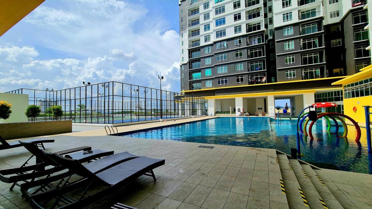 J&J Vacation Home@Novo8 Residence Kampong Tambak Kültér fotó